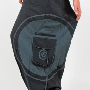 Puede incluir: Pantal&oacute;n de algod&oacute;n negro y gris con un gran dise&ntilde;o circular y un bolsillo negro con un peque&ntilde;o dise&ntilde;o circular. El pantal&oacute;n tiene una cintura con cord&oacute;n.