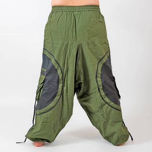 Puede incluir: Pantal&oacute;n cargo verde con dise&ntilde;os circulares negros y cintura con cord&oacute;n.