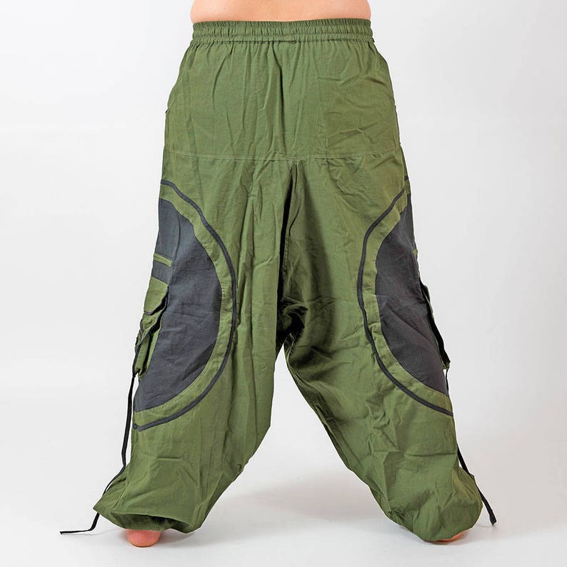 Puede incluir: Pantal&oacute;n cargo verde con dise&ntilde;os circulares negros y cintura con cord&oacute;n.