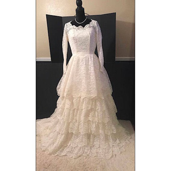 Vintage Ivory Lace Wedding Gown