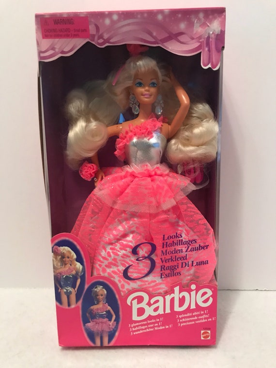 Cheveux blonds et robe rose à froufrous, attention au look Barbie