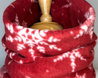 Red Snowflake Fleece Neck Warmer – Soft Winter Neck Gaiter, Cozy Cold Weather Scarf, Ski & Snowboard Gear, Unisex Gift for Him or Her, Buff
