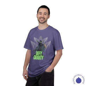 K&ouml;nnte beinhalten: Eine wei&szlig;e Keramik-Tasse mit schwarzem Henkel und dem Text "But First, Coffee" in handschriftlichem Stil. Die Tasse steht auf einer wei&szlig;en Oberfl&auml;che. Geeignet f&uuml;r Hei&szlig;getr&auml;nke.