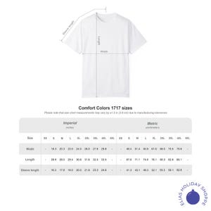 K&ouml;nnte beinhalten: Wei&szlig;es T-Shirt mit einer Gr&ouml;&szlig;entabelle, die Ma&szlig;e in Zoll und Zentimetern anzeigt. Die Tabelle enth&auml;lt Breiten-, L&auml;ngen- und &Auml;rmell&auml;ngenmessungen f&uuml;r die Gr&ouml;&szlig;en XS bis 5XL. Der Text "Comfort Colors 1717 sizes" ist ebenfalls sichtbar.