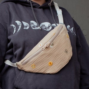 Bestickte Gänseblümchen Bauchtasche - hannisch