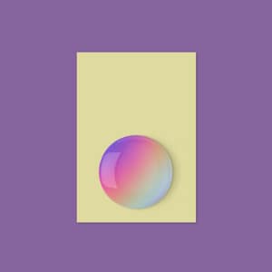 Op de afbeelding: Een abstracte compositie met een grote, iriserende bol met roze, paarse en blauwe verlopen. De bol ligt op een rechthoekige, lichtgele achtergrond tegen een effen paarse achtergrond.