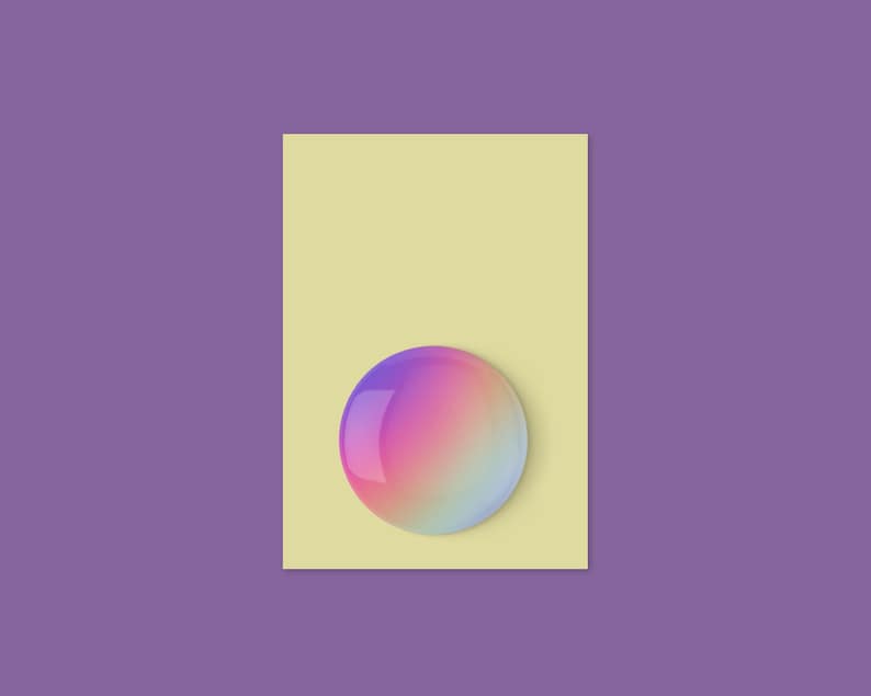 Op de afbeelding: Een abstracte compositie met een grote, iriserende bol met roze, paarse en blauwe verlopen. De bol ligt op een rechthoekige, lichtgele achtergrond tegen een effen paarse achtergrond.