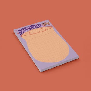 Puede incluir: Un bloc de notas rectangular con una cubierta de color violeta claro que presenta una ilustración de una maceta grande de color melocotón con un patrón de cuadrícula. El texto IDEENSAMMLER está impreso en violeta arriba, con un perro marrón.