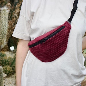 Corduroy dark red bum bag - hannisch