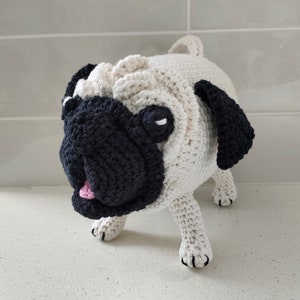 Doug, o Pug de Pelúcia, Feito à Mão em Crochê | Decoração de Cachorro em Fio de Algodão, 18 cm de Altura