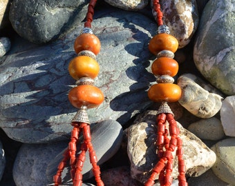 Halskette aus verschiedenen Perlen