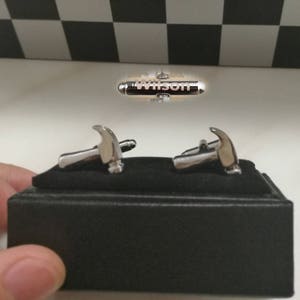 Hammer cufflinks，engraved name,Pliers And Hammer Tool Handyman Cufflinks,Hammer Silver Tone CuffLinks, Best Gift For Dad,Groomsmen Cufflinks