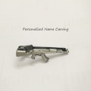 Kundenspezifische personalisierte Krawattenklammer AK-47 gravierte Krawattenklammer ， personalisierte Trauzeuge-Krawattenklammer Gewehrgold-Krawattenklammer Steampunk-Krawatte