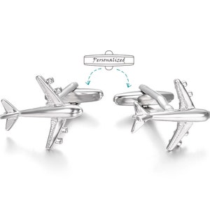 Puede incluir: Gemelos de avión de plata. Los gemelos tienen forma de avión. Los gemelos son personalizados.
