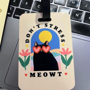 maak je geen zorgen over het bagagelabel van de miauwkat | grappig cadeau | cadeau voor reiziger | vluchtaccessoire | katten moeder vader | houten kofferlabel | gek cadeau