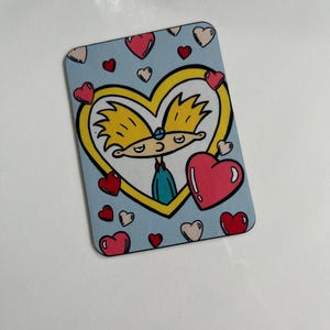 Hej Arnold Serce Ramka Magnes | Uroczy Serca z Kreskówek Pop Art Magnes | 2.16x2.95" Dekoracja Lodówki