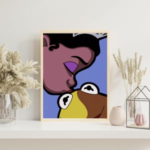 Impresión artística de Tiana y Kermit Kiss (8 x 10 pulgadas) / Mezcla de cultura pop caprichosa / Arte de fan de la princesa Tiana y Kermit / Decoración romántica de pared