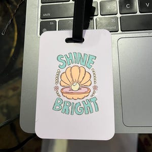 Shine Bright bagagelabel met parelschelp | Strandcadeau | cadeau voor reiziger | vluchtaccessoire | tweekleppig schelpdier | houten kofferlabel | leuk cadeau