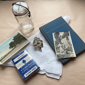 Lot vintage, broche, carte postale, photo ancienne, n° 505 cartes à jouer, serviettes de table, livre