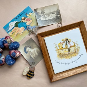Lot vintage des années 1970, objets éphémères, broches, couronne en tissu, cartes postales, Holly Hobbie