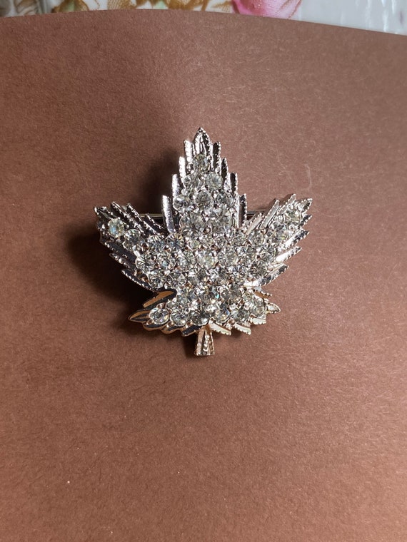 Signed Keyes Maple Leaf Rhinestone Brooch, Vintag… - image 5