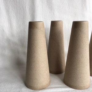 Un cône en carton, Cône en carton épais, Cône artisanal, Cône en papier mâché, Forme d'arbre, Fond ouvert