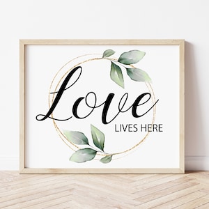 Love Lives Here Druckbare Wandkunst, Wand dekor Schlafzimmer, Zitate über das Leben, Bauernhaus Dekor, Home Decor Home Office Küche Dekor Liebe Poster