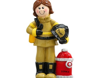 Può includere: Un ornamento di pompiere in uniforme beige con stivali e guanti neri, che tiene in mano un elmetto con la scritta "Year". Un idrante rosso con la scritta "Name" è accanto al pompiere.