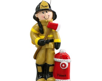 Può includere: Un ornamento da appendere a forma di vigile del fuoco che indossa un'uniforme color marrone chiaro con strisce riflettenti gialle, un casco nero con la scritta Year e stivali neri. La figura tiene un'ascia rossa accanto a un idrante rosso con la scritta Name.