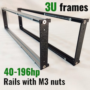 以下が含まれることがあります： 40-196hpレールとM3ナットを備えた2つの3Uフレーム。1つはシルバーのメタリック仕上げ、もう1つはブラックです。どちらのフレームも、シルバーのネジで固定された質感のあるブラックのサイドパネルと、小さな穴が並んだレールで構成されています。