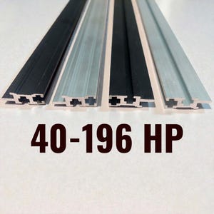 Könnte beinhalten: Vier Metallprofile in Schwarz und Silber, nebeneinander angeordnet. Die Profile haben eine einzigartige Form mit einem zentralen Kanal und einer breiteren Basis. Der Text "40-196 HP" wird in fetten, dunklen Buchstaben angezeigt.