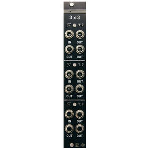Puede incluir: Un módulo Eurorack negro 3x3 con tres juegos de conectores de entrada y salida. El módulo tiene una etiqueta blanca con el texto "3 x 3" y "1:3" impreso en él.
