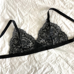 Fleur dans la nuit black lace bralette