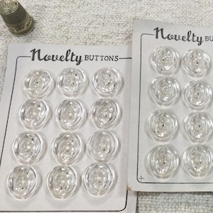 36 boutons, 2 trous, transparents, anciens, sur carte. 1,7 par 1,8 cm. 3 cards of 12 Vintage clear plastic buttons, 1950’s.