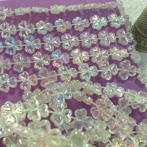6m de ruban / galon de trèfle. perle en plastique transparent irisé. 1960s. Iridescent clear clover beads ribbon. Trim embellishment.
