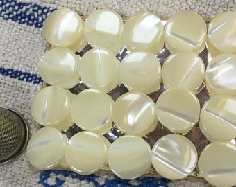 24 boutons de nacre, 1,5cm, des années 40 sur carte. 24 vintage mother of pearl buttons. 40s. Made in occupied Japan.