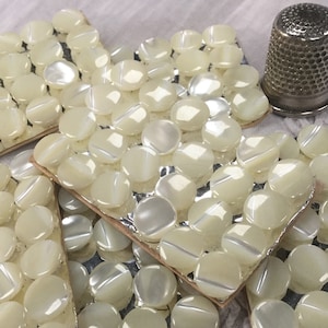24 petits boutons anciens, en nacre, des années 40 sur carte, 9mm. 24 small vintage mother of pearl buttons. 40s. Made in occupied Japan.