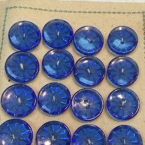 24 Boutons en verre bleu transparent, ancien, 1cm80. 24 antique Clear blue Glass Buttons 1920s