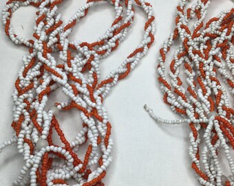 Ceinture ancienne en perles de verre, blanche et orange. Perlage, mode. Vintage glass bead belt, necklace, beaded work.