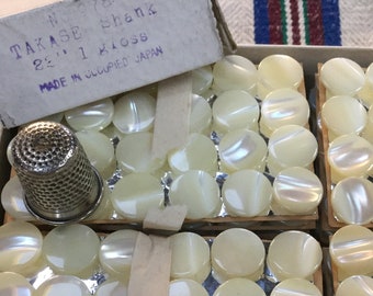 24 boutons en nacre, 1,35 cm, des années 40 sur carte. 24 vintage mother of pearl buttons. 40s. Made in occupied Japan.