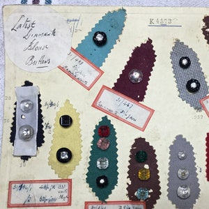 Voorbeeldkaart van 29 oude knoppen, jaren 1950, Vintage voorbeeldkaartknoppen.