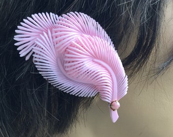 Vintage 60s clip-on earrings, pink, feather-shaped, rising, 1960s.