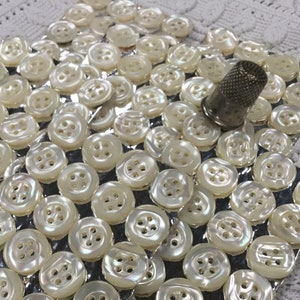24 Boutons anciens, en nacre brillant, 1,4cm. 1940's. 24 vintage mother of Pearl buttons on card. 0"55