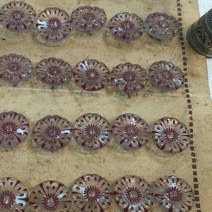 35 petits boutons anciens, en verre transparent, en forme de fleurs, peintes à la main , 1,4cm. Antique hand painted glass buttons. 1920’s