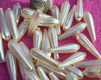 10 Elongated Tears / Glass Beads, Pearlized / 1940 / 10 Vintage Pearlized glass teardrops Beads. 2.7cm