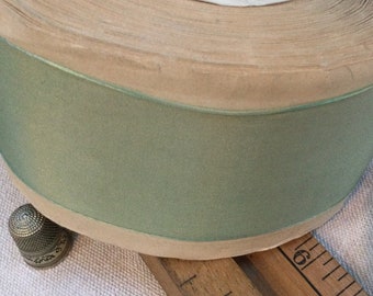32m x 5cm de ruban vert émeraude, Taffeta de rayonne, lisières tissées, 1940. Vintage green taffeta ribbon. Woven edges