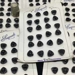 24 petits boutons triangles, en verre noir, Tchécoslovaquie, anciens. 9mm. 24 antique Czechoslovakian Black Glass Buttons, triangle shaped.