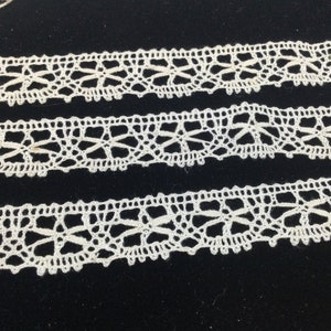 10,5 mètres de dentelle écru (bi), festonnée, ancienne, en coton perlé. Vintage beige scalloped cotton lace, sold by 11.48 yds / 1950’s