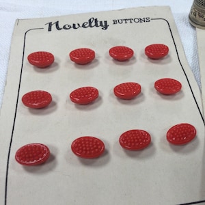12 Boutons ovales, en verre rouge, sur carte, 1940s, 1.20 cm. 12 vintage Oval Red Glass Buttons. 0"47
