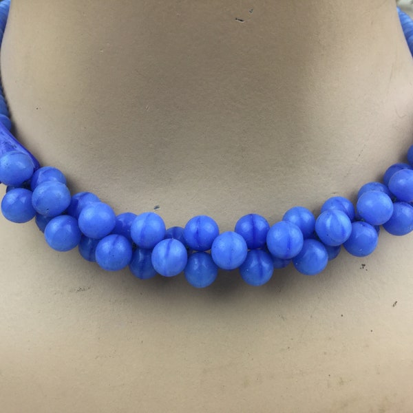 Collier en perles de verre Bleu, ancien. Ras de cou ancien.  Vintage blue glass bead necklace, 1950’s.